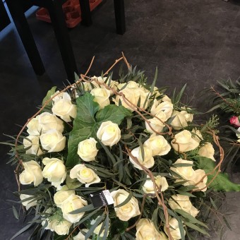 coussin de roses blanches